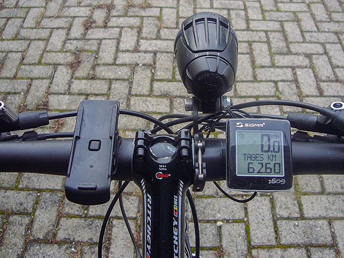 Lenker mit Garmin GPS-Halter, BUMM-Dynamo-Lampe und Sigma Fahrradtacho