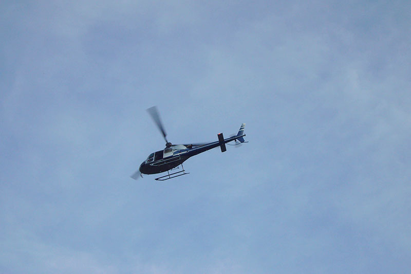 Hubschrauber mit Fernsehkameras überfliegen ständig das Gelände