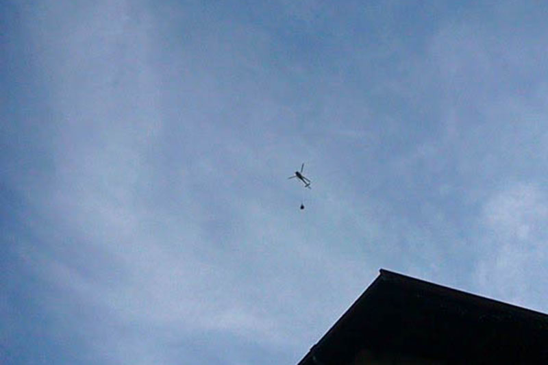 Der Hubschrauber, der das Startsignal gibt, kreist über uns