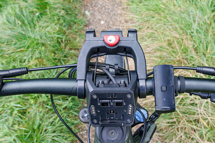 Bei der KlickFix-Halterung ist darauf zu achten, dass die breite Version für eBikes mit Display verwendet wird. Auch habe ich den GPS-Halter von Tusita wieder gegen den original Garmin-Halter ersetzt, weil das Cockpit dann einfach stimmiger aussieht, siehe letztes Bild.