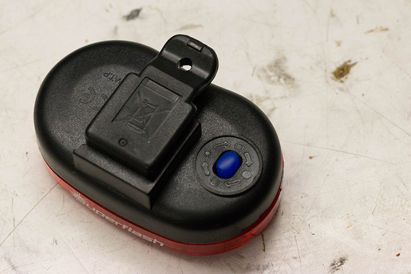 Kleines Loch im Halter, um das R&uuml;cklicht mit einem Kabelbinder vorsorglich zu fixieren