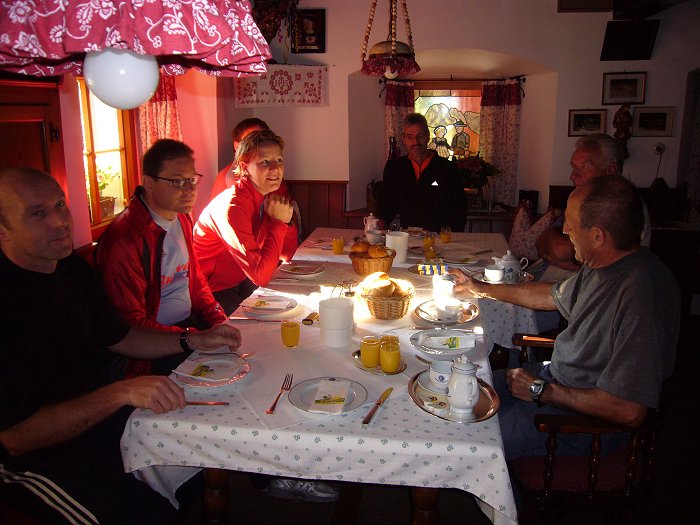 Das Team beim Frühstücken