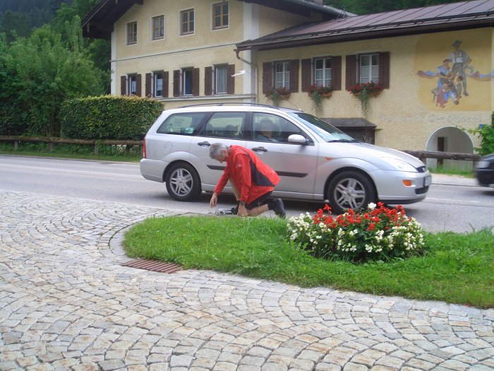 Sepp wird beim Aufstellen der "Radarfalle" fast überfahren ;-)