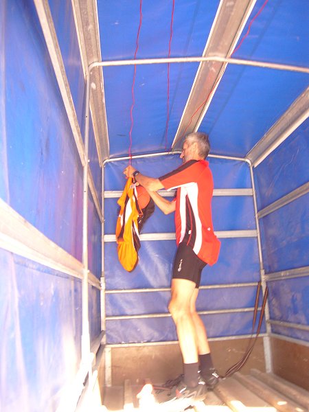 Sepp hängt noch die Wäsche auf