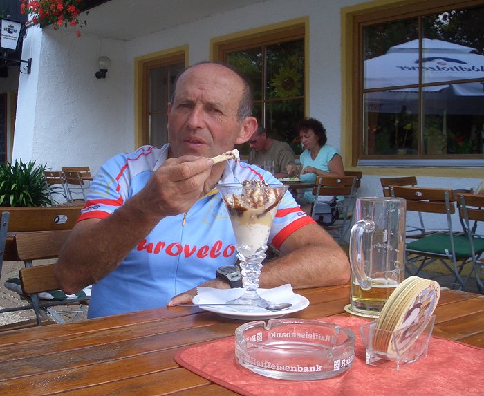 Hanspeter genießt sein Eis ...