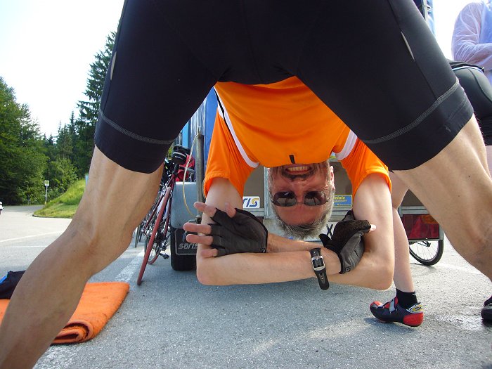 Sepp bei Dehnübungen