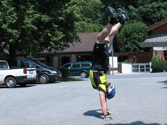 Wenn die Beine leer sind, geht es auf den Händen weiter