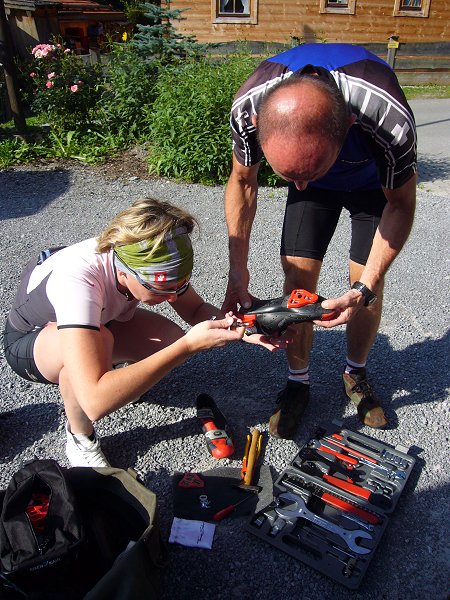 Silvia und Hanspeter montieren neue Klickies