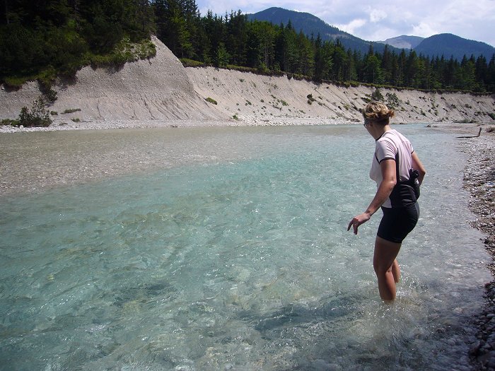 Silvia beim Füße kühlen