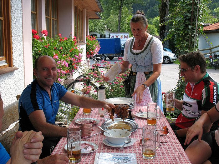 Vom Nachbartisch bekommen wir eine Kalbshaxe spendiert