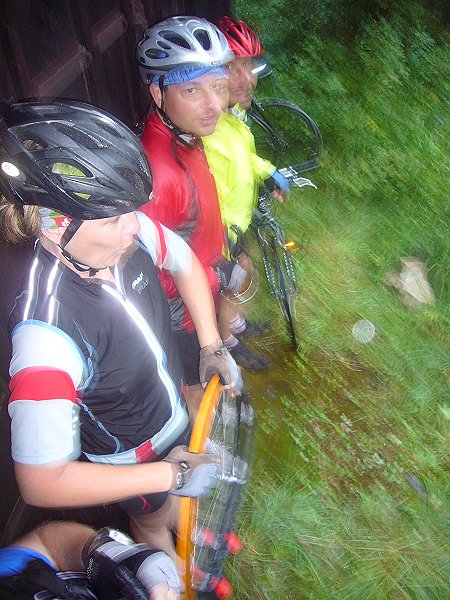 Gleichzeitig reparieren wir meinen Plattfuß (durch Dornen neben der Hütte)