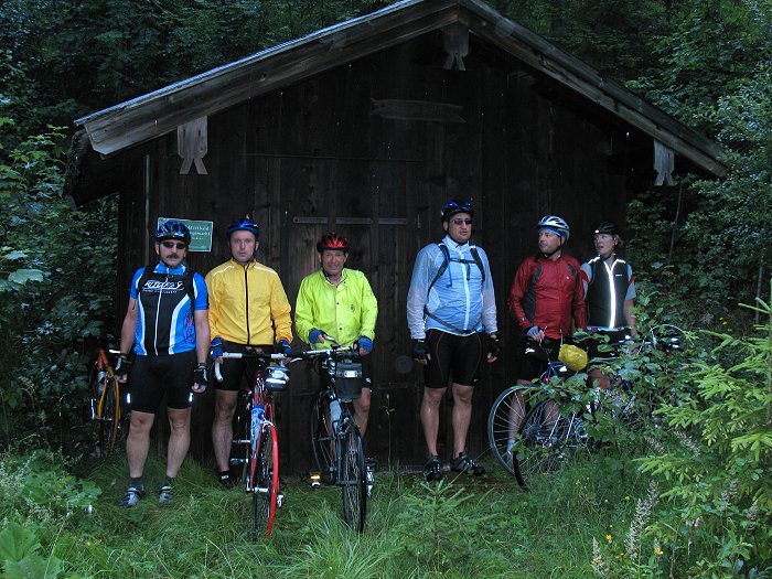 Unterstellen vor dem Gewitter, Reini, Sepp und Holger fuhren dann doch noch weiter
