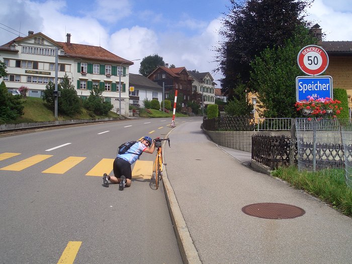 Beim Ortsschildsprint war mein Vorsprung so groß, dass ich das Rad auf Knien durchschieben konnte - bruahaha ;-)