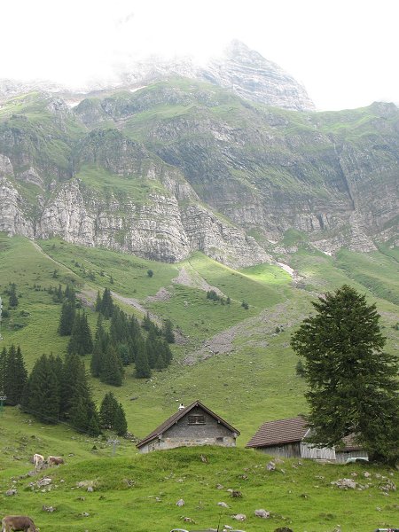 Der Säntis kämpft sich langsam wolkenfrei