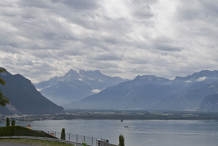 Blick über den See in die Berge