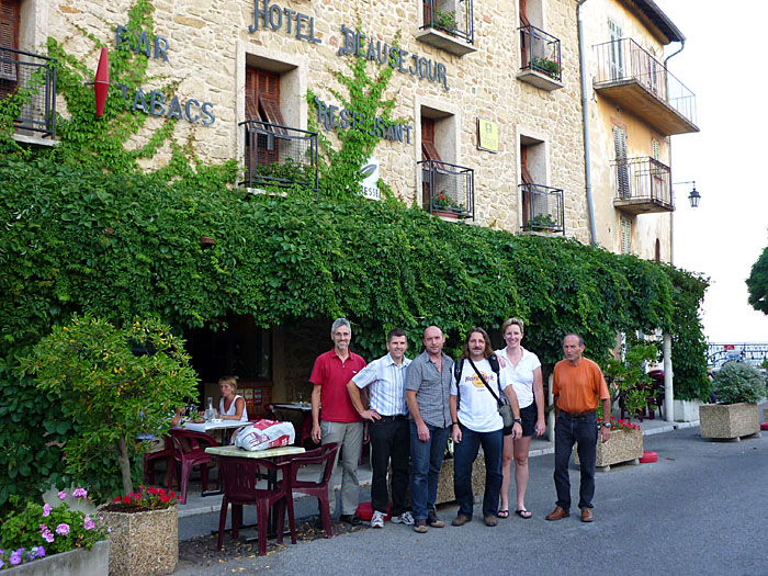 Die Meute vor dem Hotel