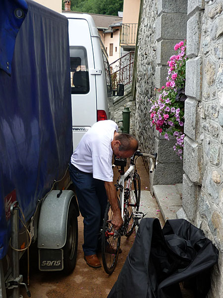 Hanspeter schraubt im Verborgenen ;-)