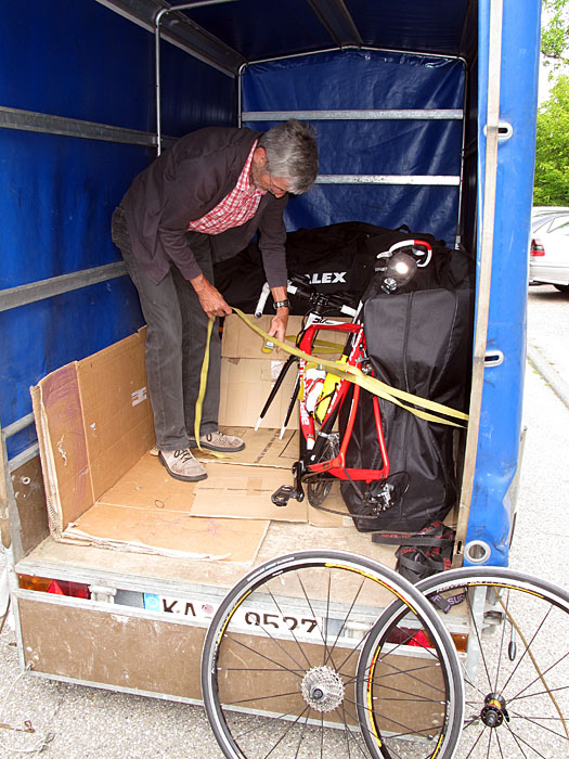 Zerlegt und festgeschnallt