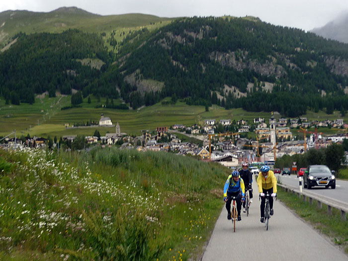 Der Radweg bringt uns von der Straße runter