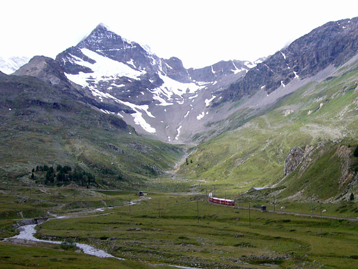 Die Räthische Bahn vor frostiger Kulisse