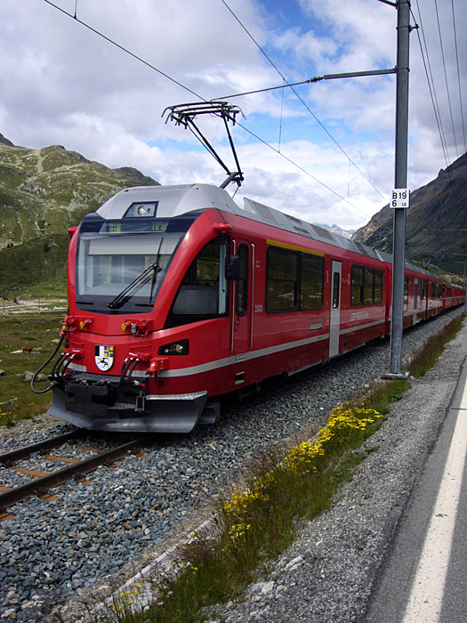 Und jetzt ist die Bahn ganz nah an der Straße