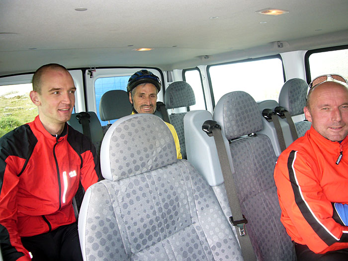 ... und hier warten wir den Graupelschauer im Auto ab