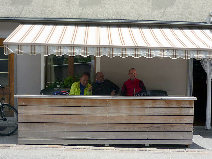 Während der Schuldige - ich will hier keine Namen nennen ;-) - im Café wartet ...