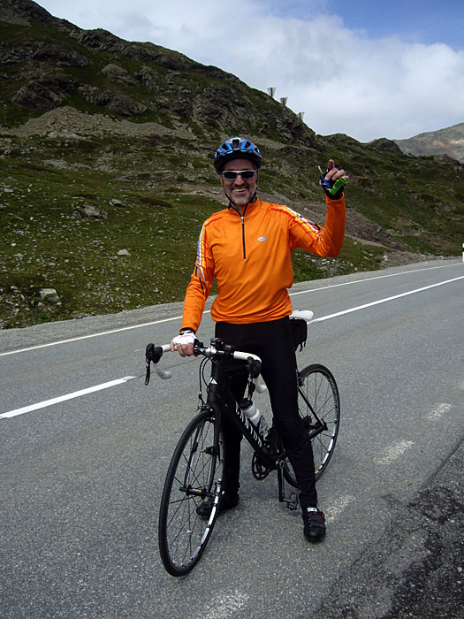 ... erbarmt sich Sepp und radlt den ganzen Berg wieder hinauf ...