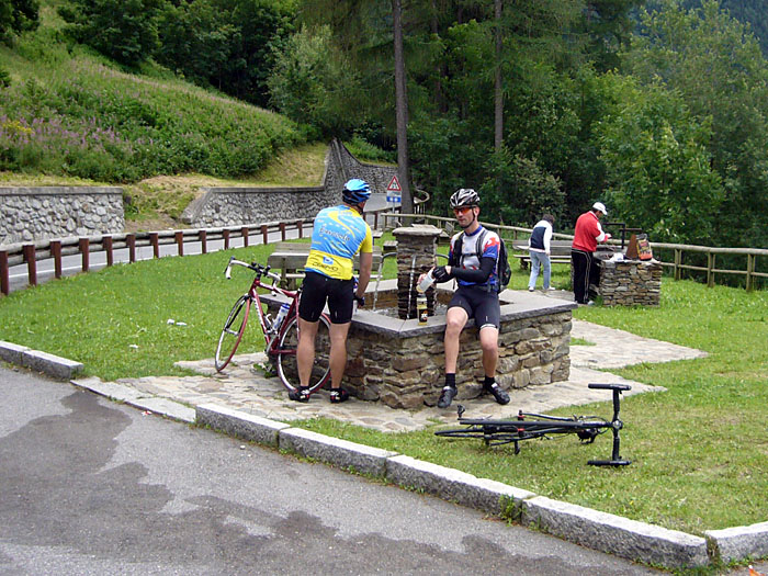 An einem Brunnen füllen wir Wasser nach