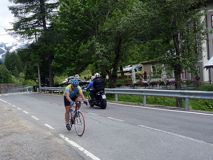 Reini tritt in die Pedale