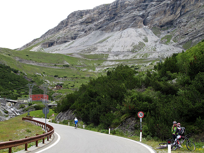 Dort oben kommen viele Kehren