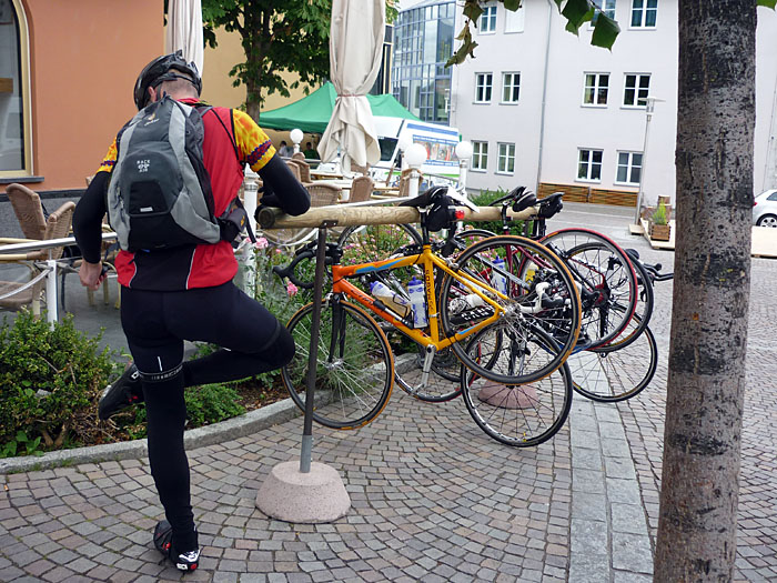 Außergewöhnlicher Radständer und Björn beim Schuhplatteln ;-)