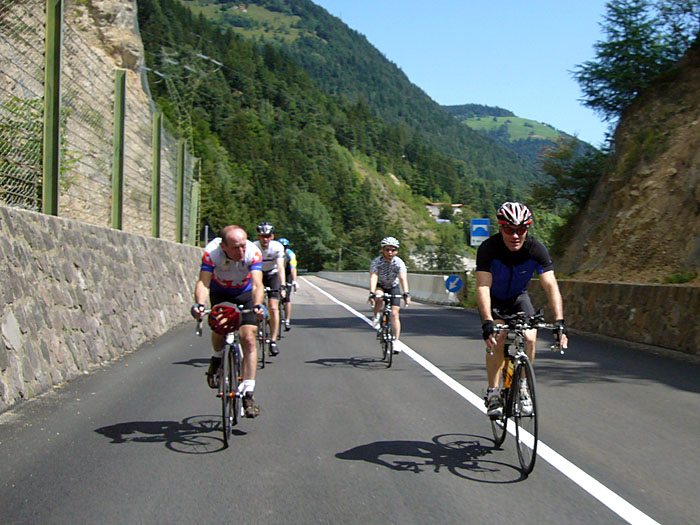 Fremde Reiter überholen uns