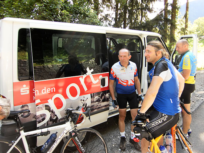 Käsepause am Marketender-Wagen