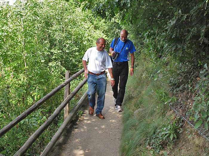 Hanspeter, Wolfgang und Carlo wandern auf dem Waalweg
