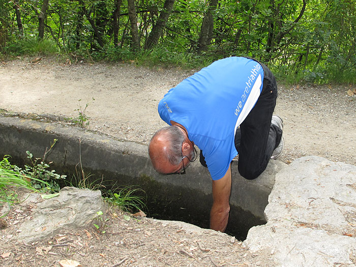 Wolfgang angelt in einem Waal