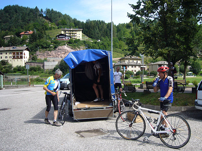 Am Etappenstart in Molina werden die Räder ausgeladen