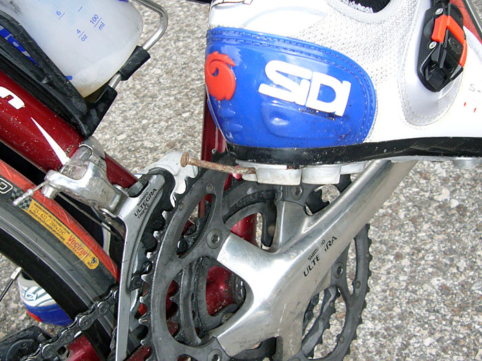 Reini hat sich einen Stahlnagel als Zusatzgewicht am Schuh befestigt ;-)