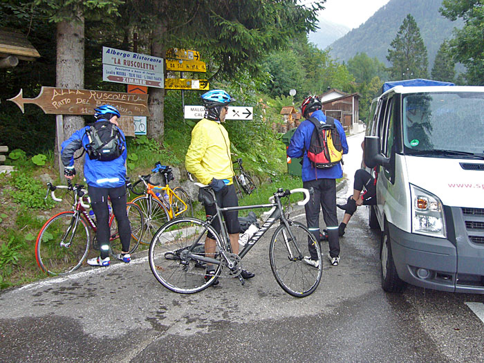 Anziehen der Regenklamotten :-(