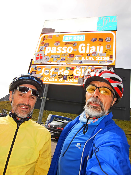 ... während Sepp und Wolfgang schon die Bergankunft feiern