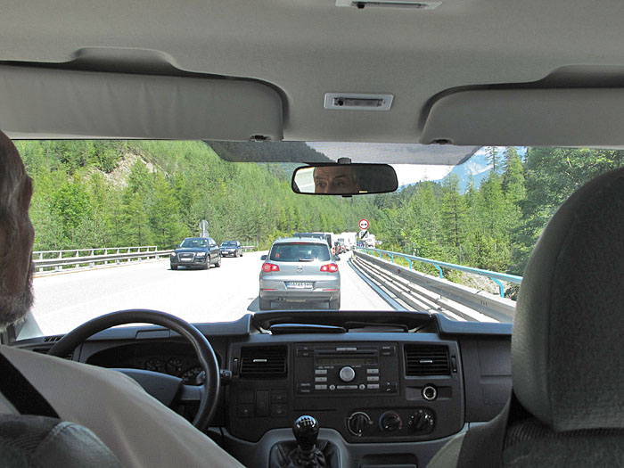 Die Strafe folgt auf dem Fuße, wir stehen im Stau :-(