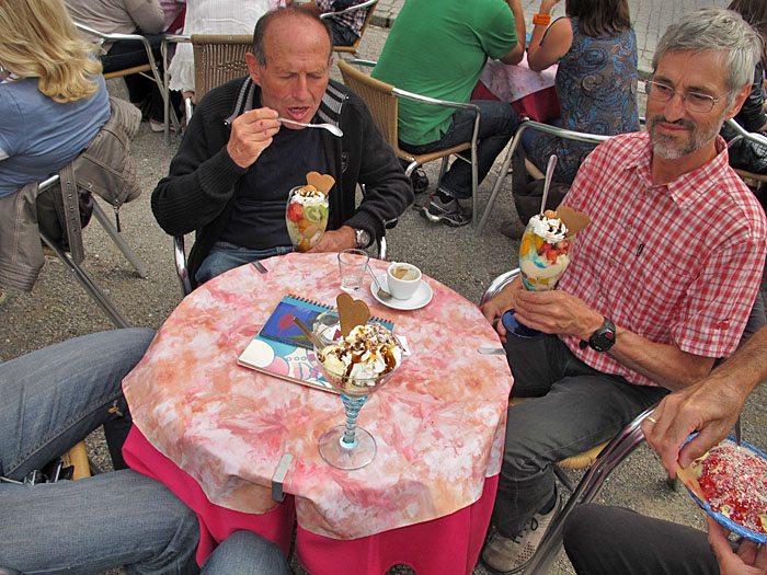 Hanspeter isst gleich den Löffel mit ;-)