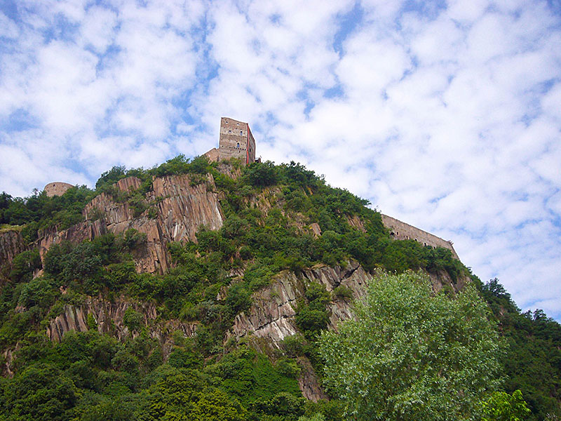 Der Radweg nach Auer führt direkt unterhalb der Burg entlang