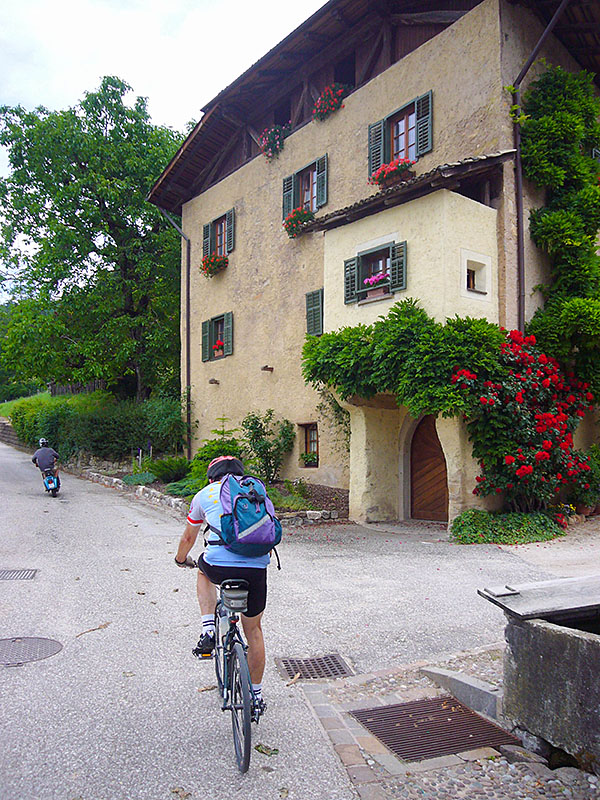 Bei Auer trennen sich unsere Wege, Hanspeter und ich fahren nach Montan hinauf
