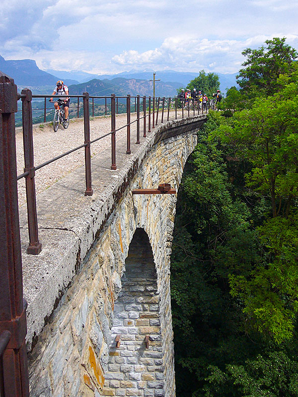 Auf einem der Bahn-Viadukte