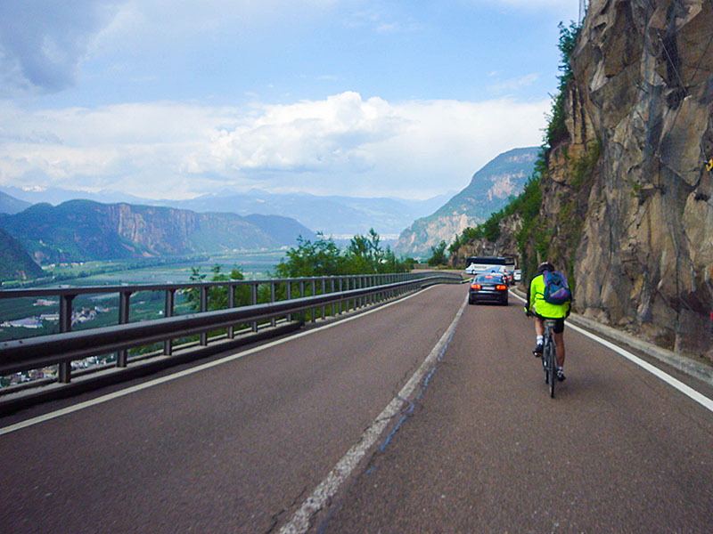 Zunächst geht es auf der Straße nach Auer zurück