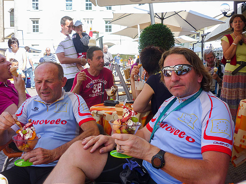 In der Eisdiele ist die Hölle los, kein Wunder bei dem Wetter