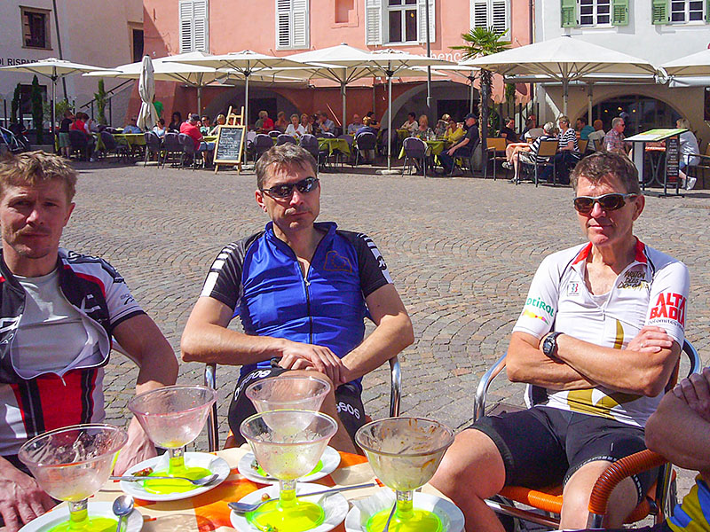 In Kaltern treffen wir wieder auf die Rennrad-Truppe