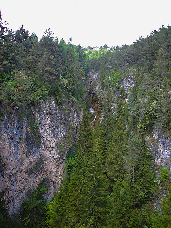 Schlucht auf dem Weg zum Gampenpass