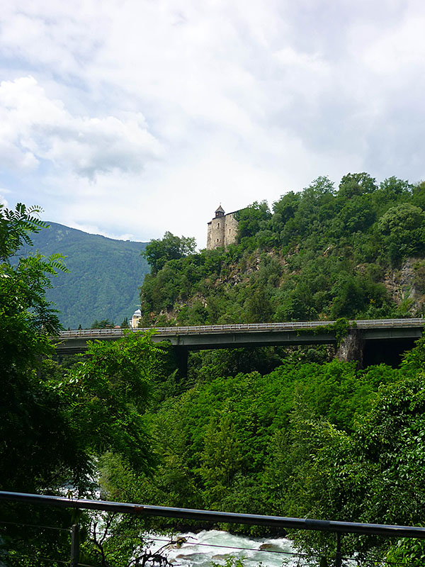 Im Vinschgau schauen überall Burgen ins Tal hinab